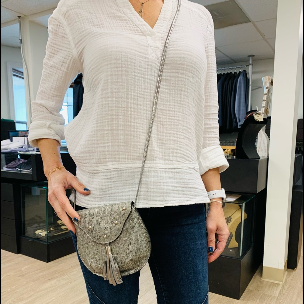 Crossbody leader bag in pewter.
